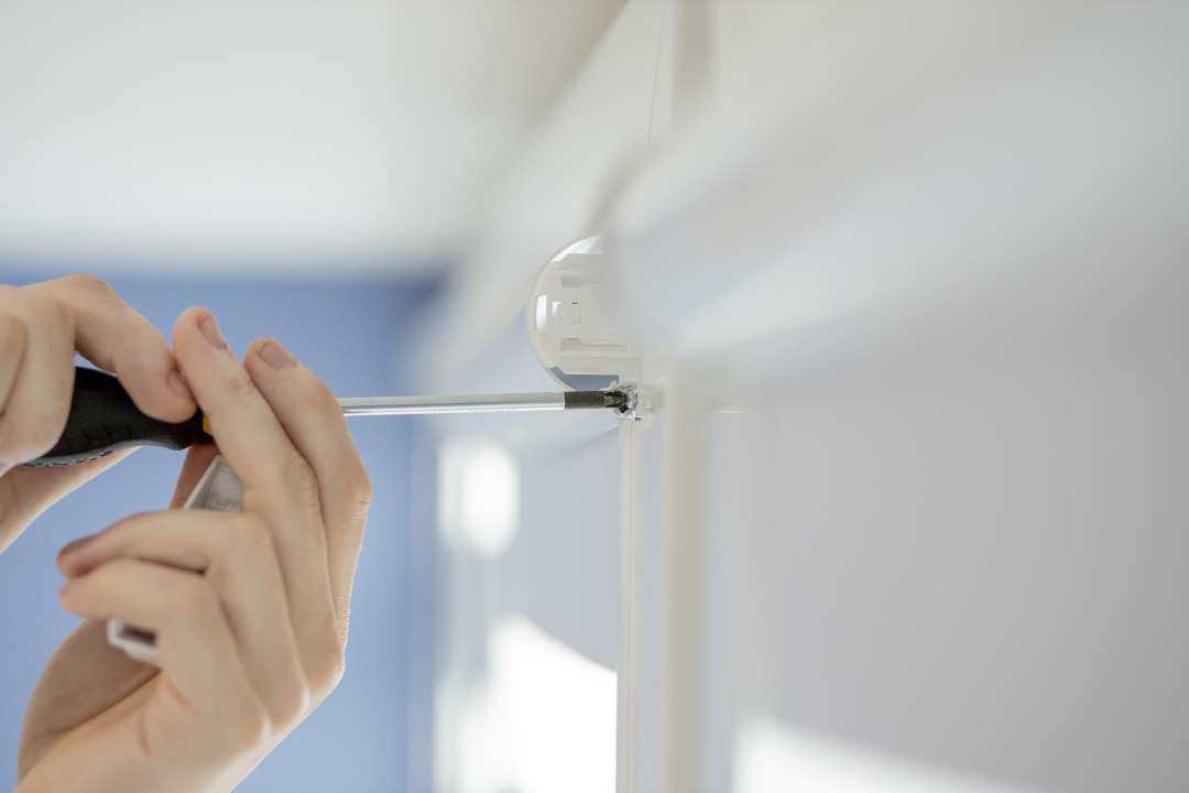 colocando-tornillos-estor