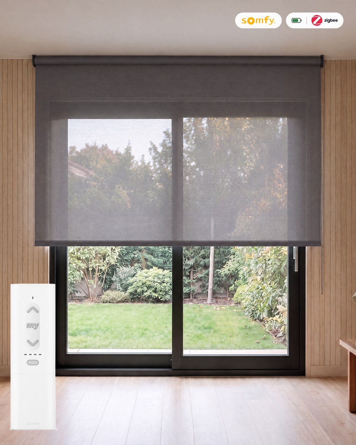 Estor enrollable motorizado screen de poliéster 5% Antracita con mando Somfy Zigbee, batería y cargador, en una sala con paneles de madera