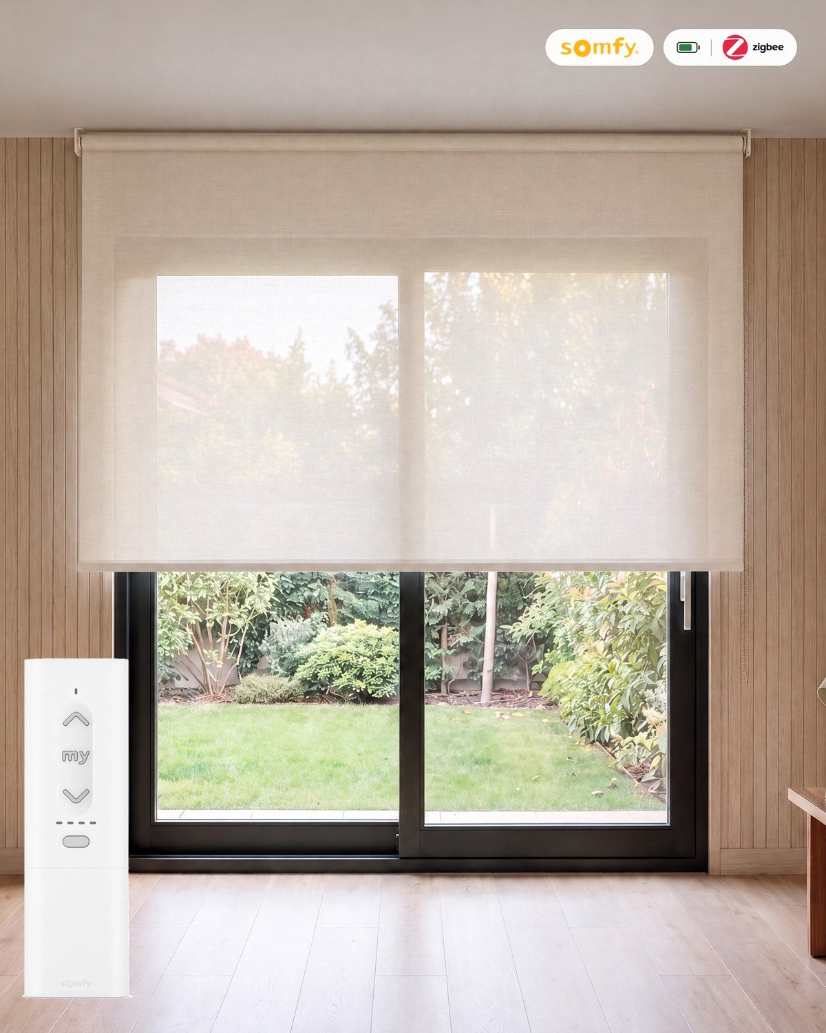 Estor enrollable motorizado screen de poliéster 5% Blanco Lino con mando Somfy Zigbee, batería y cargador, en una sala con paneles de madera