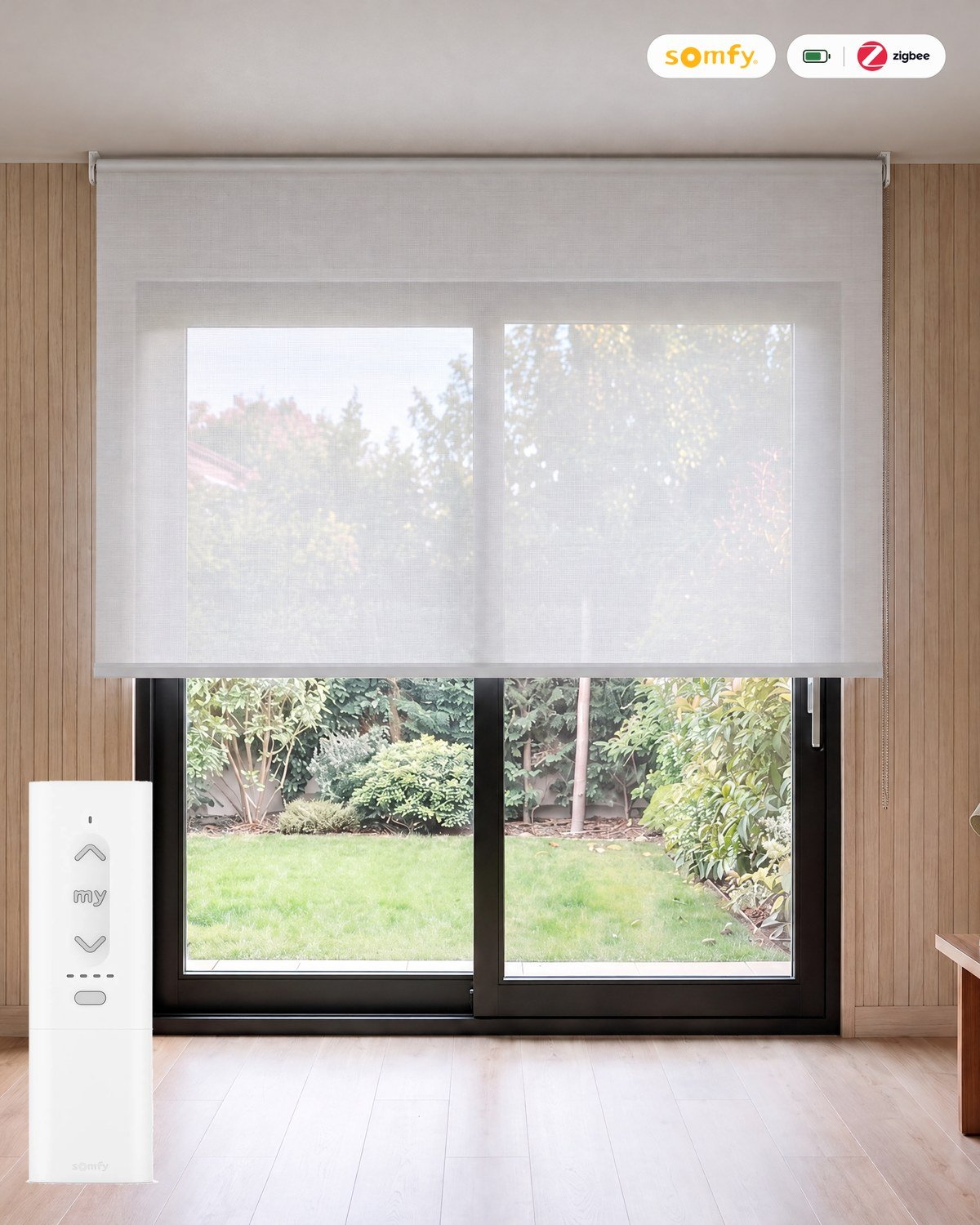 Estor enrollable motorizado screen de poliéster 5% Blanco Perla con mando Somfy Zigbee, batería y cargador, en una sala con paneles de madera