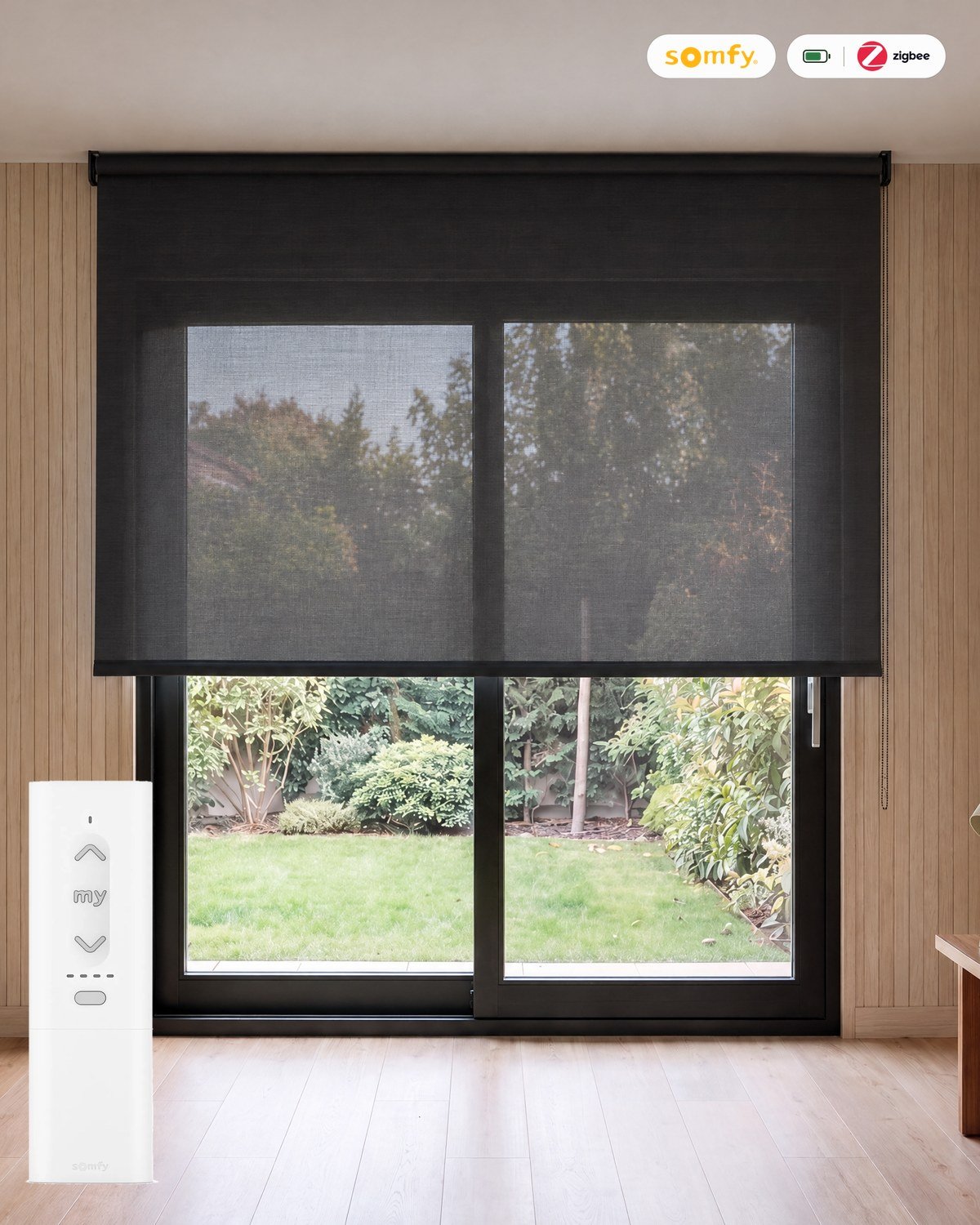 Estor enrollable motorizado screen de poliéster 5% Negro con mando Somfy Zigbee, batería y cargador, en una sala con paneles de madera