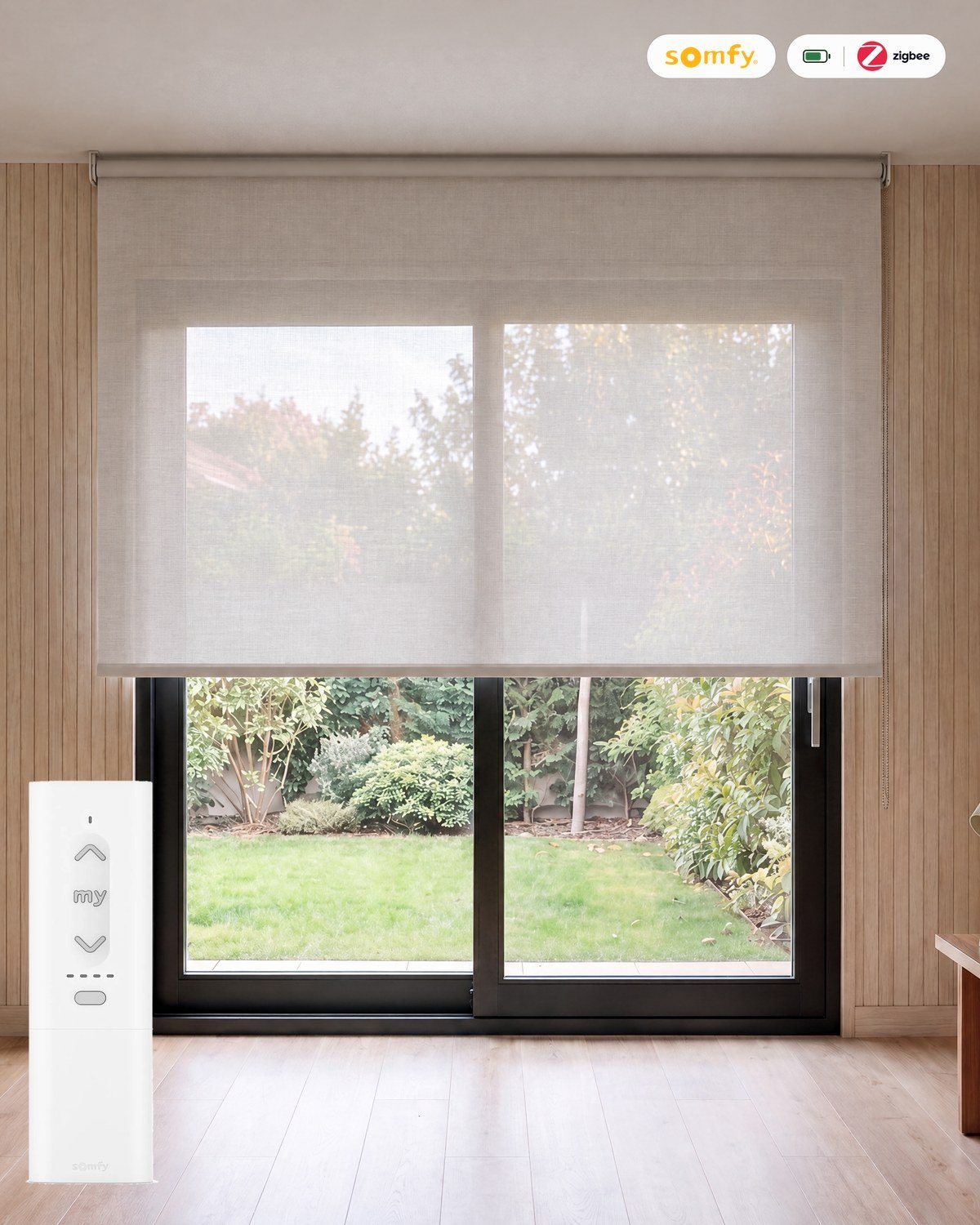 Estor enrollable motorizado screen de poliéster 5% Perla Lino con mando Somfy Zigbee, batería y cargador, en una sala con paneles de madera