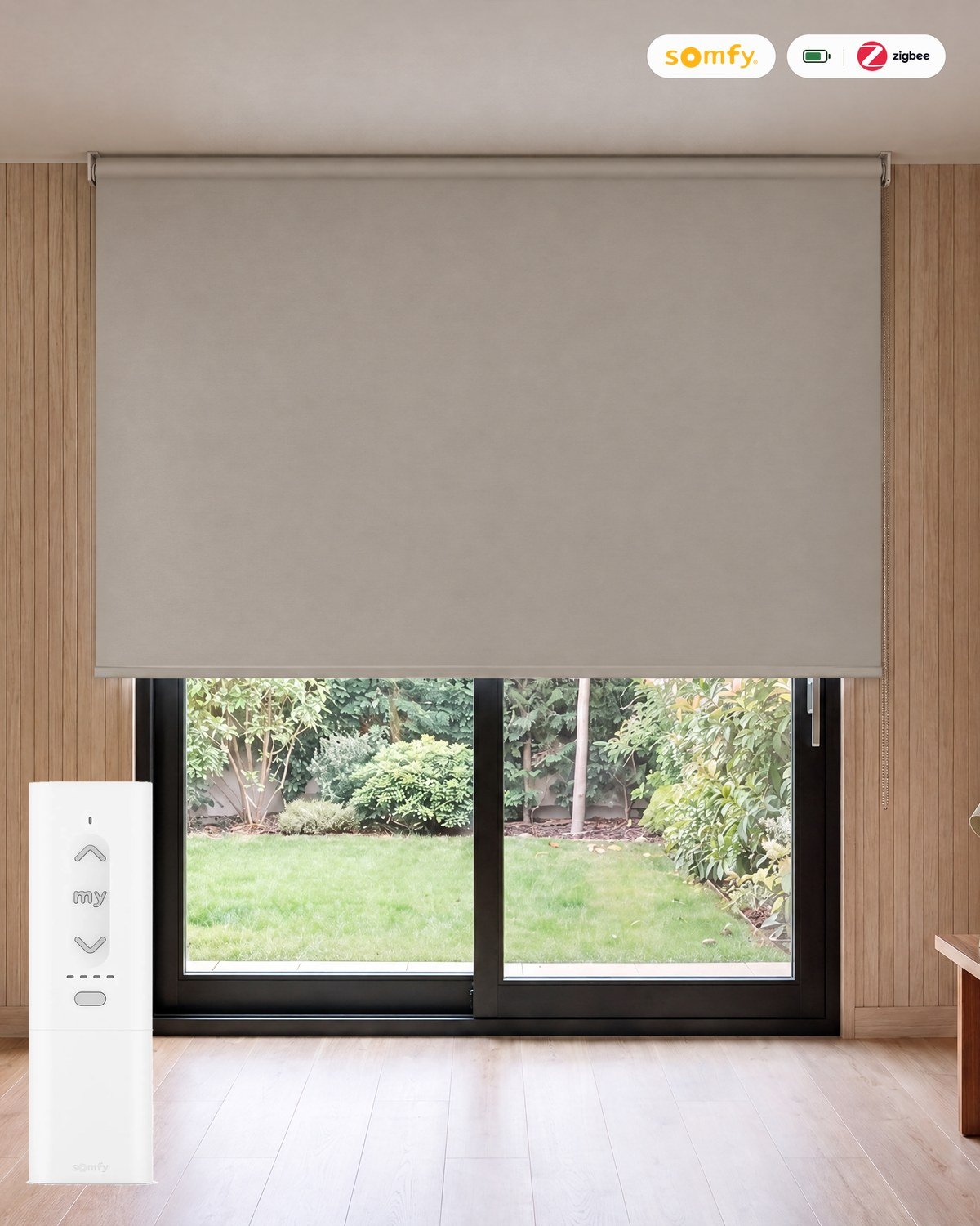 Estor enrollable opaco LuxBlock Beige claro motorizado con mando Somfy Zigbee, batería y cargador