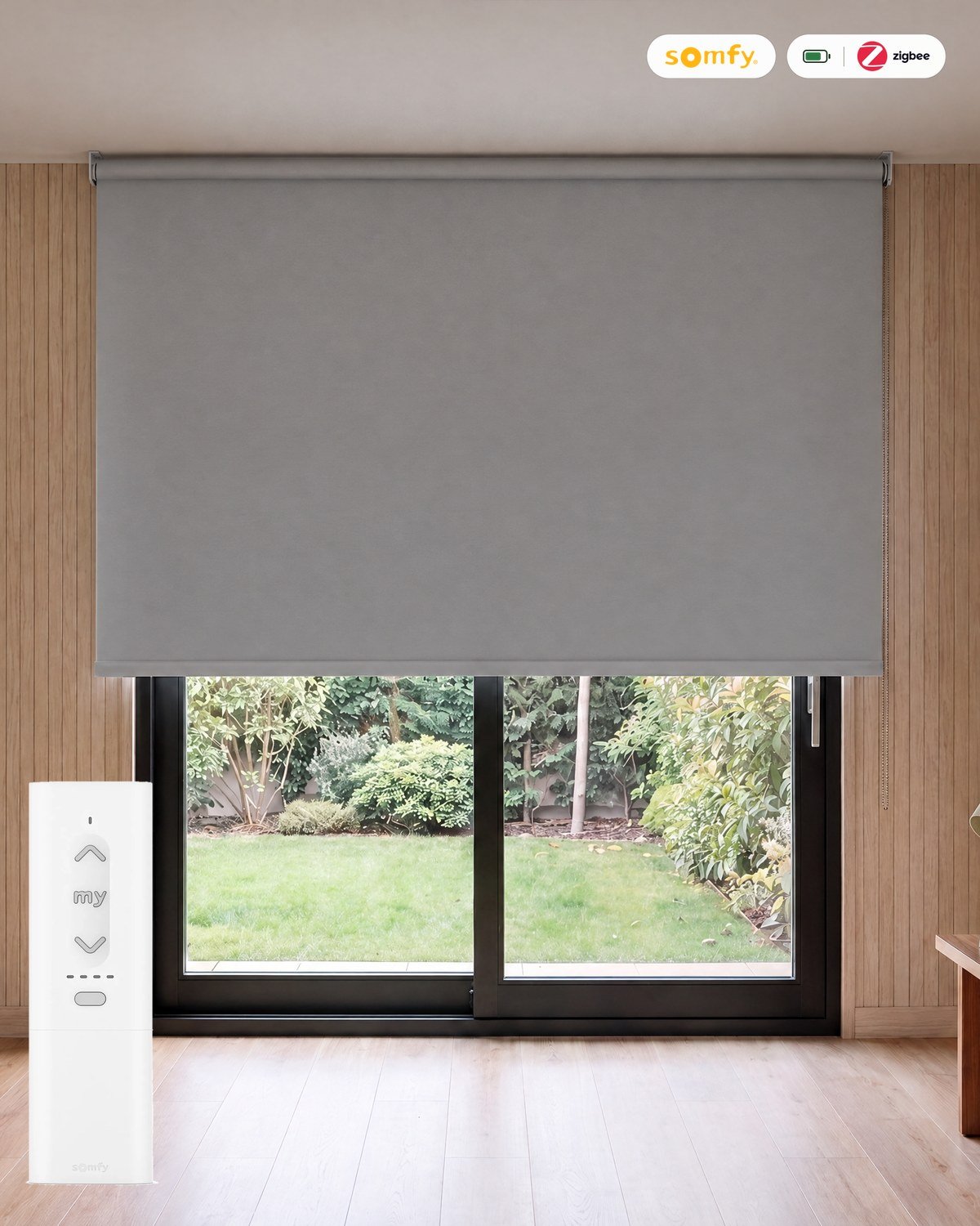 Estor enrollable opaco LuxBlock Gris claro motorizado con mando Somfy Zigbee, batería y cargador