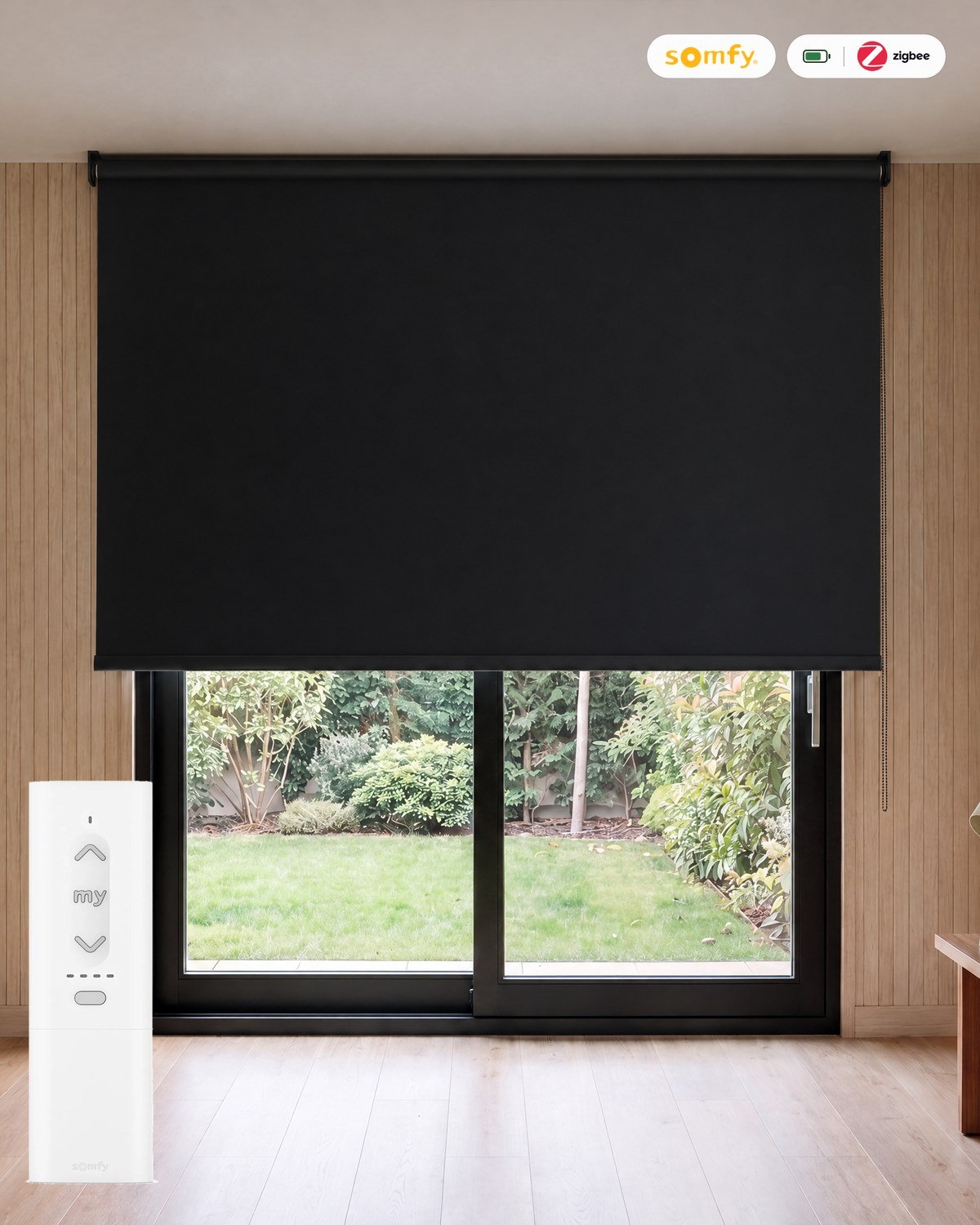 Estor enrollable opaco LuxBlock Negro motorizado con mando Somfy Zigbee, batería y cargador