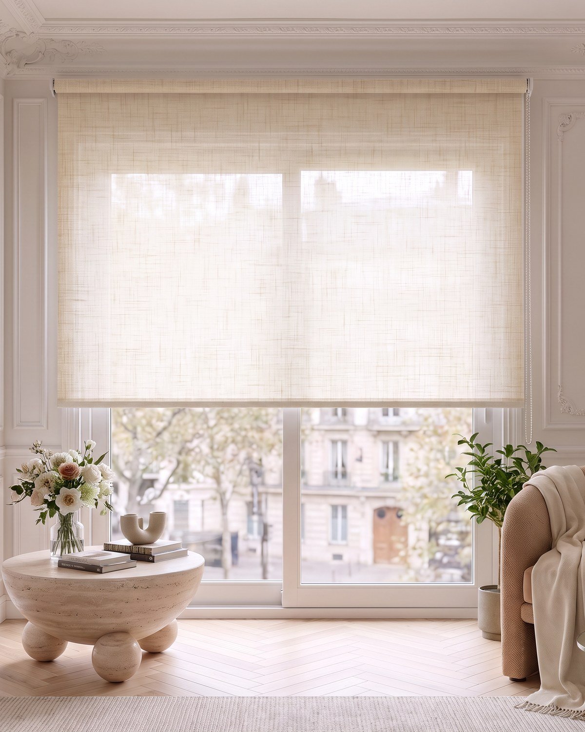 Estor enrollable tejido Soho blanco roto, lino con trama marcada, en una sala de estilo parisino