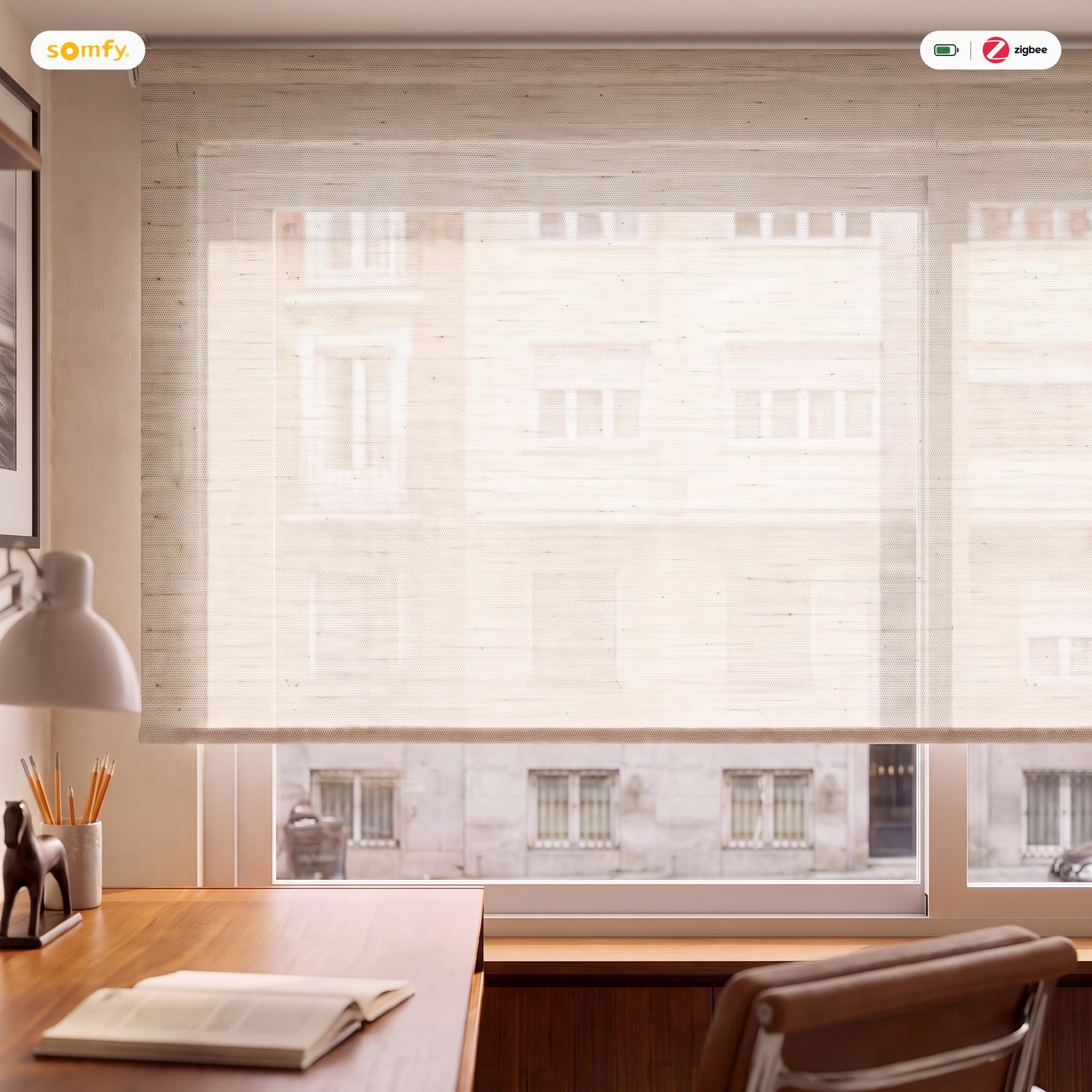 Detalle del estor motorizado Linen Natural con motor Somfy Zigbee: la trama de lino en primer plano