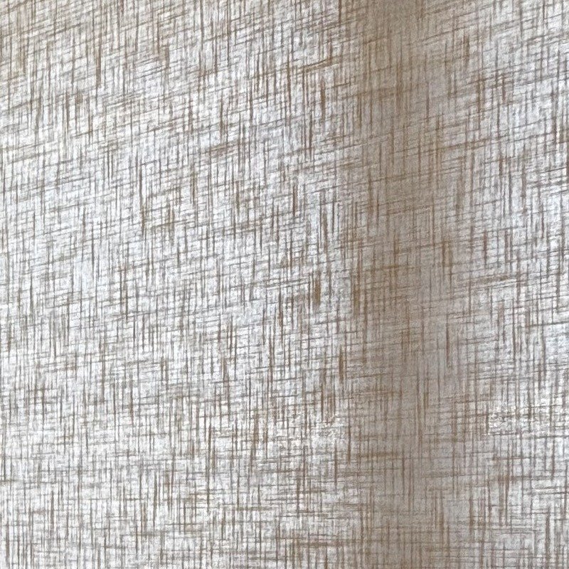 Detalle del tejido Soho instalado: lino crudo con trazos irregulares en dorado arena